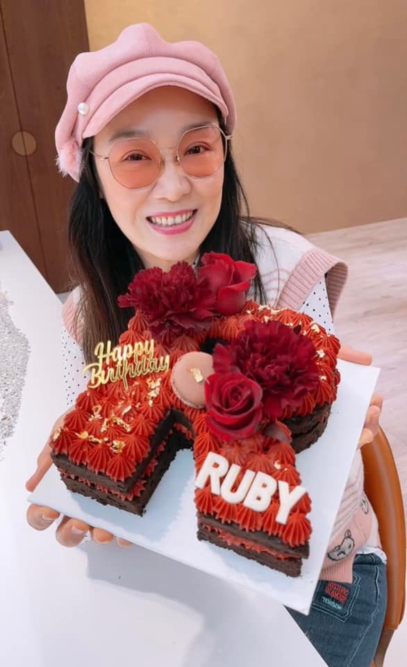 徐薇自爆：我裝了30年！55歲放飛自我「專業形象大反轉」　「揪尪開直播」連兒子都佩服：我媽是自來嗨