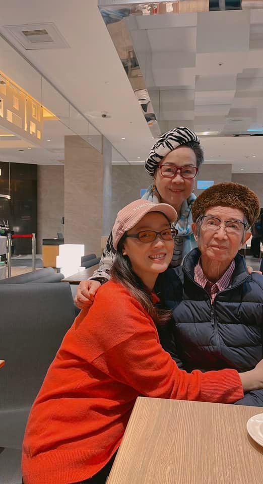 徐薇自爆：我裝了30年！55歲放飛自我「專業形象大反轉」　「揪尪開直播」連兒子都佩服：我媽是自來嗨