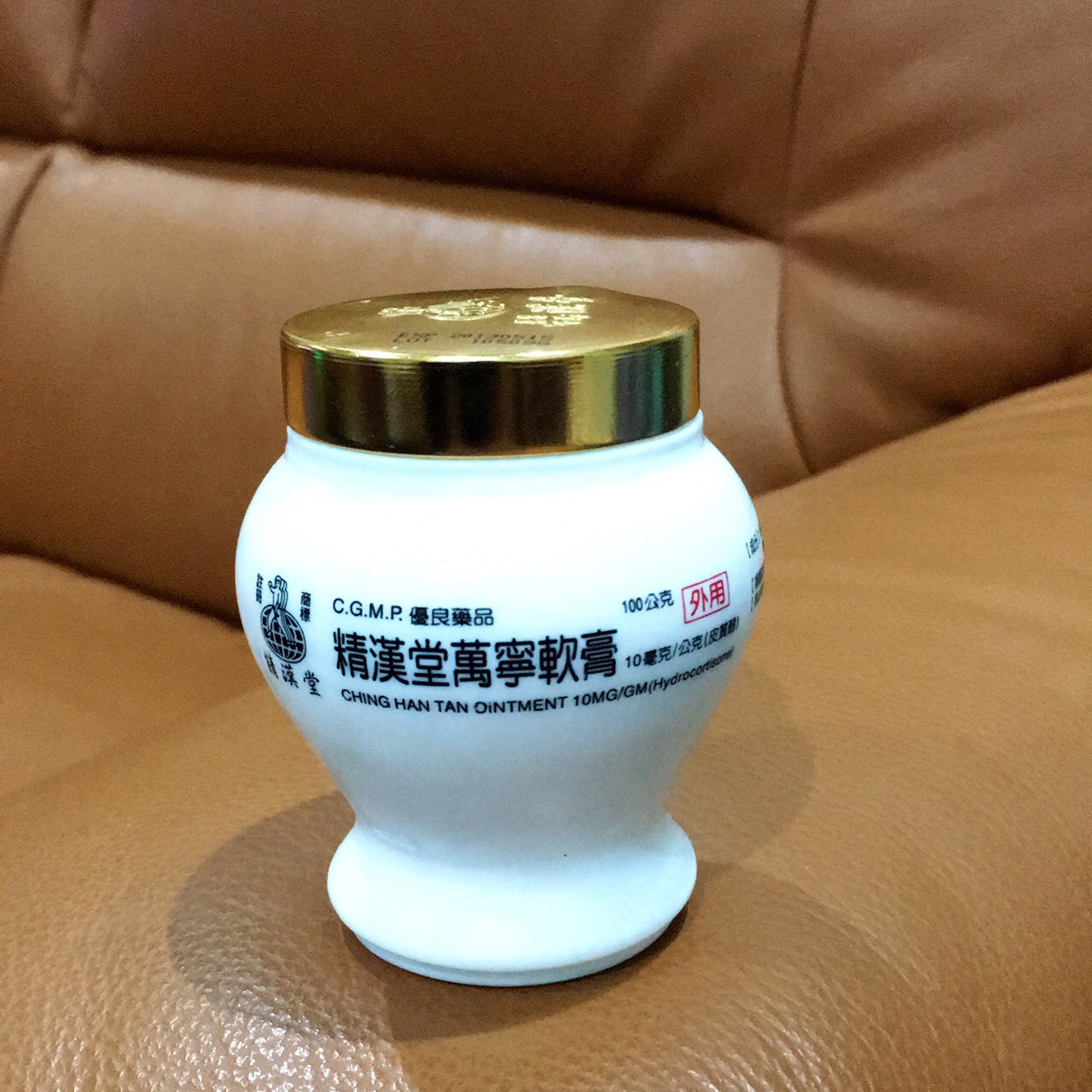 阿嬤家冰箱都會放！婆婆家驚見「白色葫蘆罐」超懷念　過來人曝用途「根本國寶級神藥」：還有黑罐版