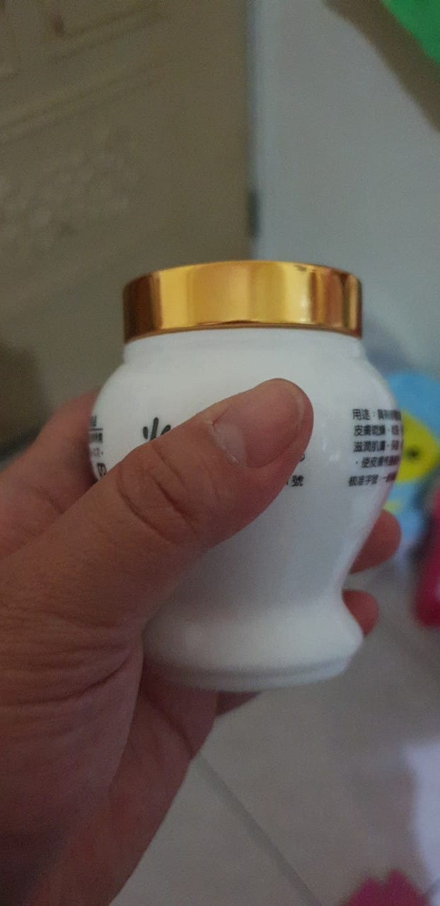 阿嬤家冰箱都會放！婆婆家驚見「白色葫蘆罐」超懷念　過來人曝用途「根本國寶級神藥」：還有黑罐版