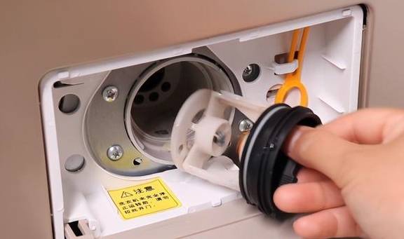 不會全拆清洗？洗衣機隱藏的「小機關」記得每月打開一次　髒水自動流出「衣服越洗越乾淨」