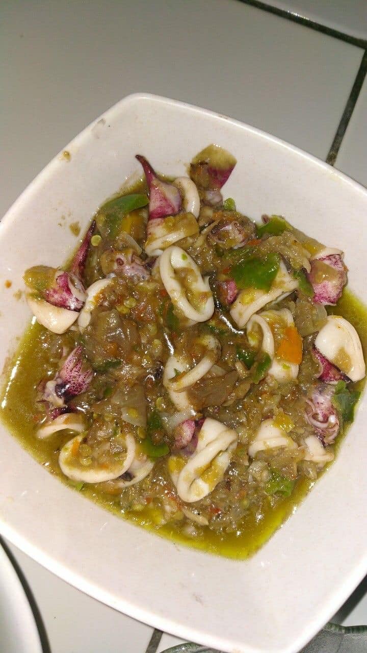 人夫挑戰祖傳秘方！暗黑料理讓老婆秒吐 網友笑翻：這蝦子太神奇