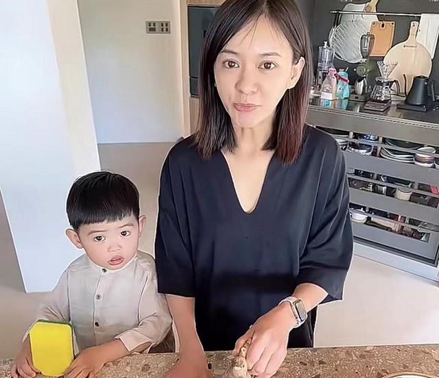 兒女雙全！陳意涵豪宅中「素顏教兒下廚」活力滿滿　「母子眼神如複製貼上」夫在旁掌鏡：畫面超溫馨