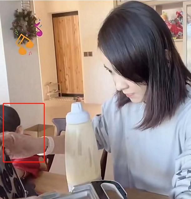 兒女雙全！陳意涵豪宅中「素顏教兒下廚」活力滿滿　「母子眼神如複製貼上」夫在旁掌鏡：畫面超溫馨