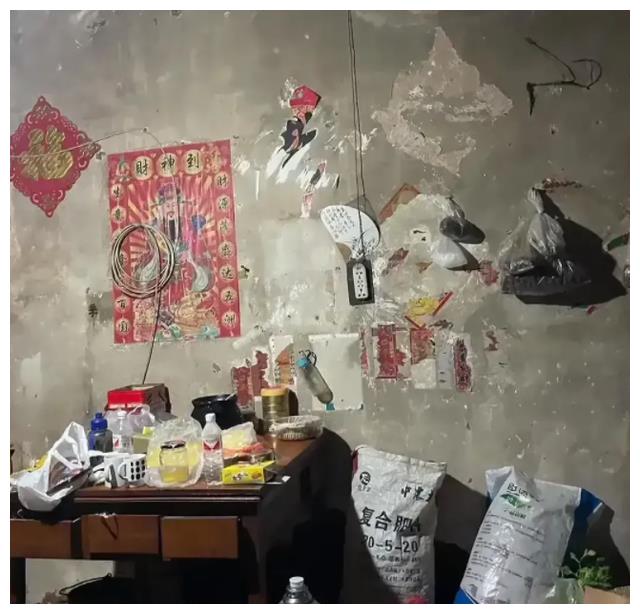 落差超大！女子去男友家見「家徒四壁」飯沒吃就走了　網友看了看「墻上的字」笑了：娶不到才是福
