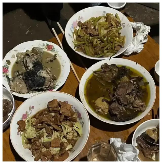 落差超大！女子去男友家見「家徒四壁」飯沒吃就走了　網友看了看「墻上的字」笑了：娶不到才是福
