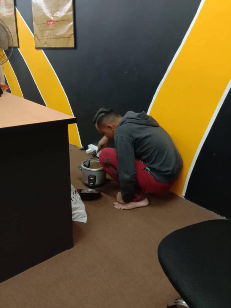 下班偷公司電煮飯！19歲員工被抓包「神情超尷尬」　老闆一問秒鼻酸「決定請吃整桌大餐」感動全球千萬人
