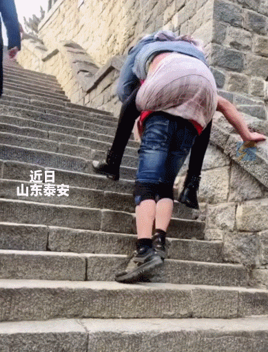 當妳永遠的雙腳！兩情相悅卻遭阻攔「妻意外終生臥床」　他貼身照顧「連續四年揹妻上山」現況看哭全網