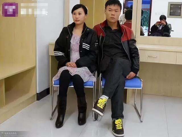 當妳永遠的雙腳！兩情相悅卻遭阻攔「妻意外終生臥床」　他貼身照顧「連續四年揹妻上山」現況看哭全網