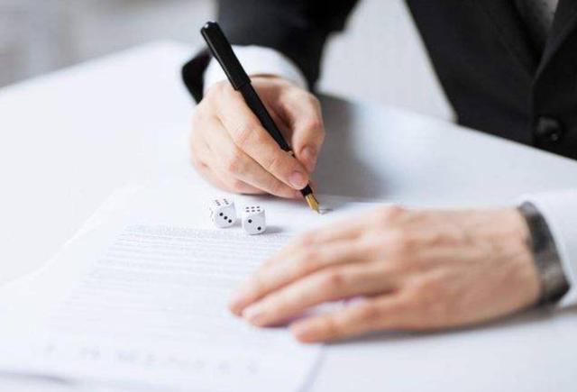 當妳永遠的雙腳！兩情相悅卻遭阻攔「妻意外終生臥床」　他貼身照顧「連續四年揹妻上山」現況看哭全網