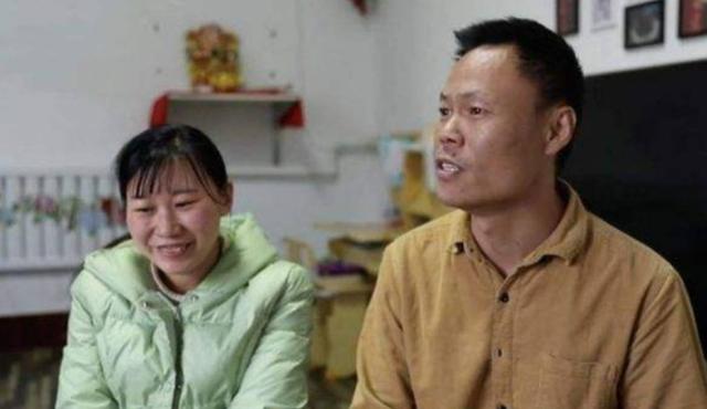 當妳永遠的雙腳！兩情相悅卻遭阻攔「妻意外終生臥床」　他貼身照顧「連續四年揹妻上山」現況看哭全網
