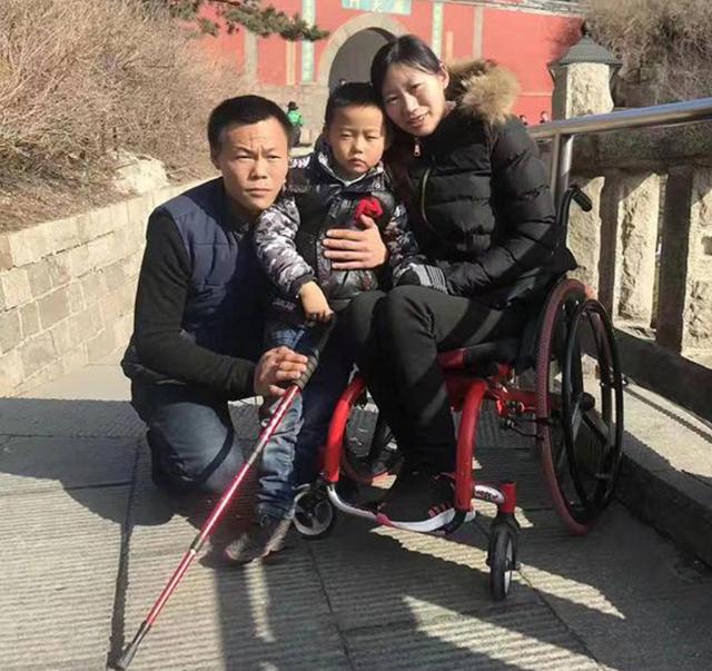 當妳永遠的雙腳！兩情相悅卻遭阻攔「妻意外終生臥床」　他貼身照顧「連續四年揹妻上山」現況看哭全網