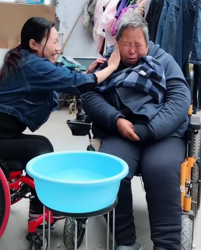 當妳永遠的雙腳！兩情相悅卻遭阻攔「妻意外終生臥床」　他貼身照顧「連續四年揹妻上山」現況看哭全網