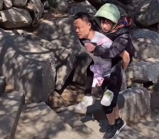 當妳永遠的雙腳！兩情相悅卻遭阻攔「妻意外終生臥床」　他貼身照顧「連續四年揹妻上山」現況看哭全網