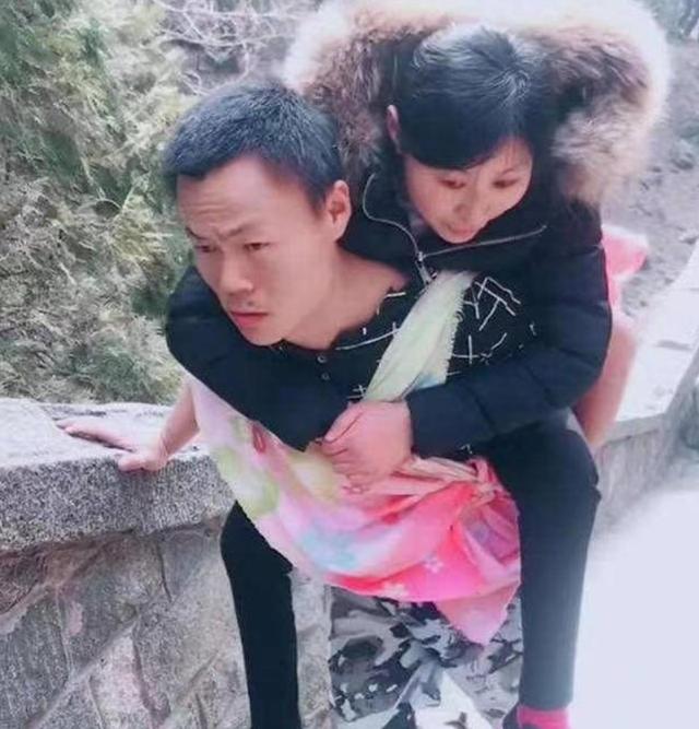 當妳永遠的雙腳！兩情相悅卻遭阻攔「妻意外終生臥床」　他貼身照顧「連續四年揹妻上山」現況看哭全網
