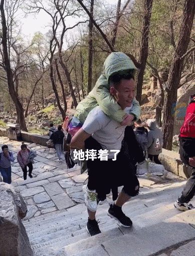 當妳永遠的雙腳！兩情相悅卻遭阻攔「妻意外終生臥床」　他貼身照顧「連續四年揹妻上山」現況看哭全網