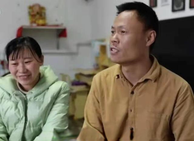 當妳永遠的雙腳！兩情相悅卻遭阻攔「妻意外終生臥床」　他貼身照顧「連續四年揹妻上山」現況看哭全網