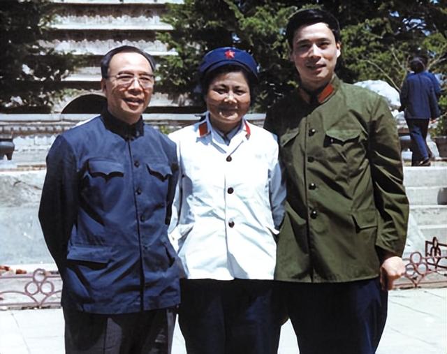 出身軍閥家教嚴格！「女兒卻每月當月光族」一發薪就花光　豪擲1300萬「臨走前戶頭剩三百」卻受到眾人景仰