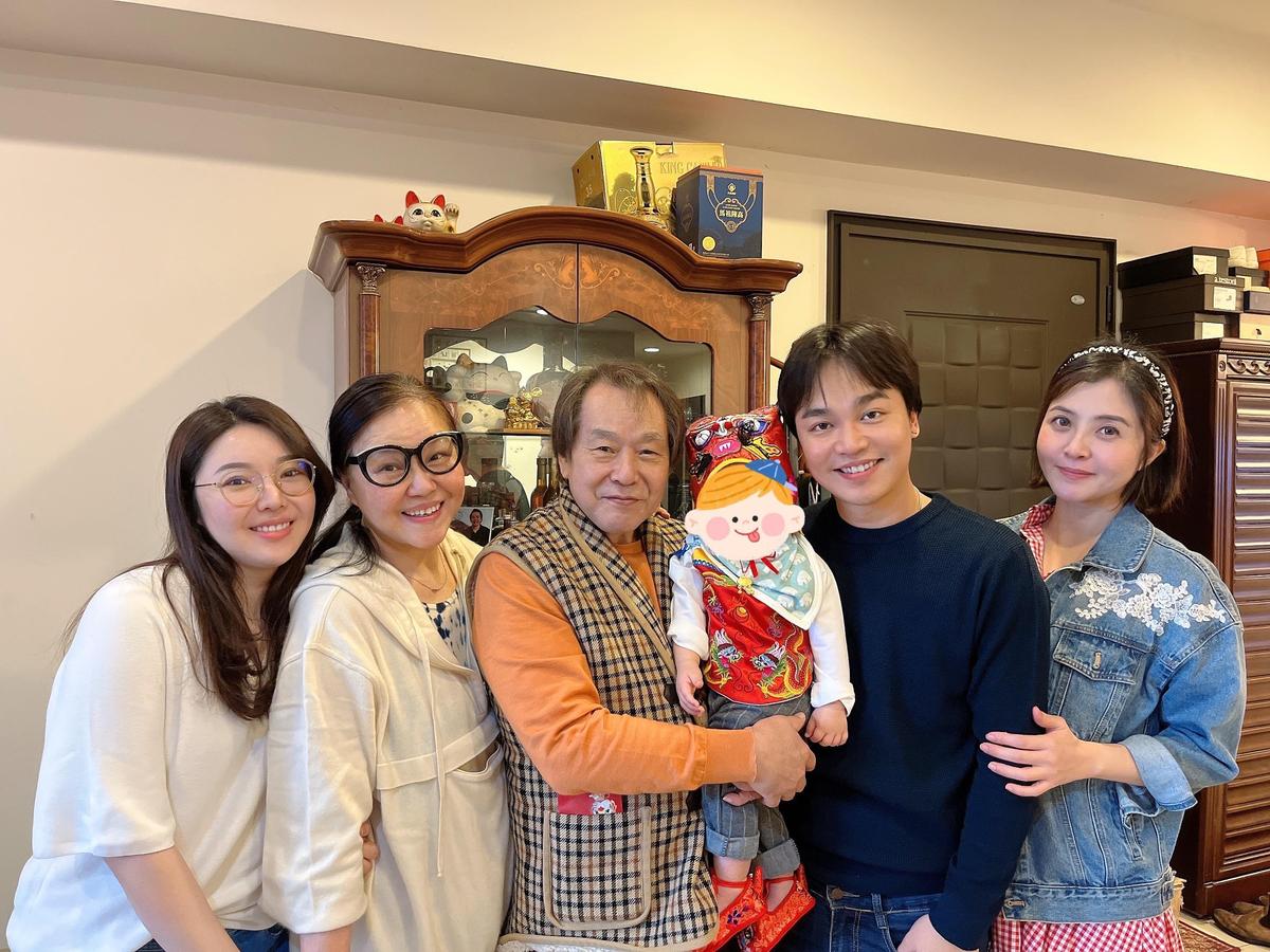兒子滿周歲了！李亮瑾曝抓周儀式「爺爺張魁硬推官印」結果抓2次　夫妻「堅持讓寶寶吃素」不結冤親債主