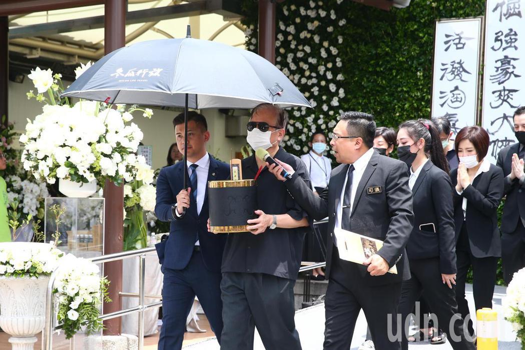 相差12歲！大哥曝「爸爸40歲才生下羅霈穎」是家中掌上明珠　「替妹妹整理遺物」回顧一甲子手足情