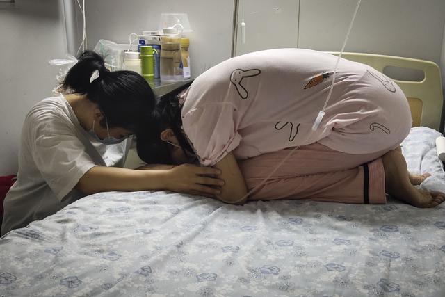 感嘆時日無多！女兒患重症「爸媽不惜傾家蕩產」債台高築　她不捨做下重大抉擇「病床上跪謝母恩」：恩情來世再報