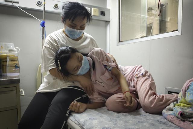 感嘆時日無多！女兒患重症「爸媽不惜傾家蕩產」債台高築　她不捨做下重大抉擇「病床上跪謝母恩」：恩情來世再報