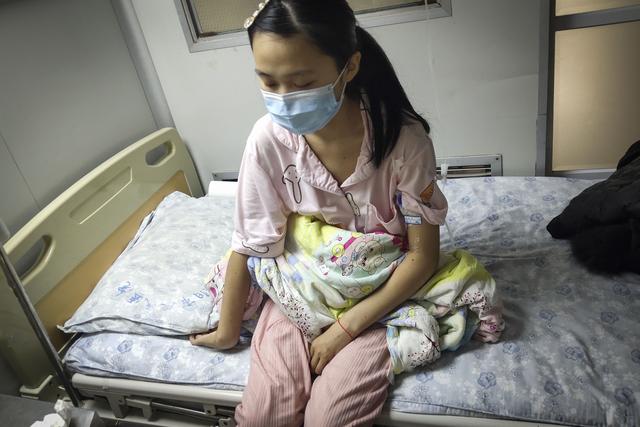 感嘆時日無多！女兒患重症「爸媽不惜傾家蕩產」債台高築　她不捨做下重大抉擇「病床上跪謝母恩」：恩情來世再報