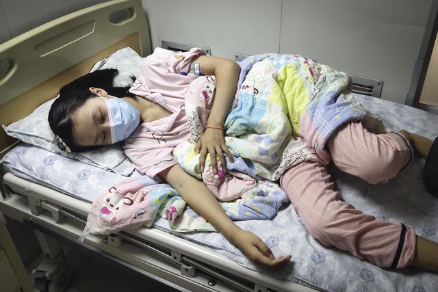 感嘆時日無多！女兒患重症「爸媽不惜傾家蕩產」債台高築　她不捨做下重大抉擇「病床上跪謝母恩」：恩情來世再報