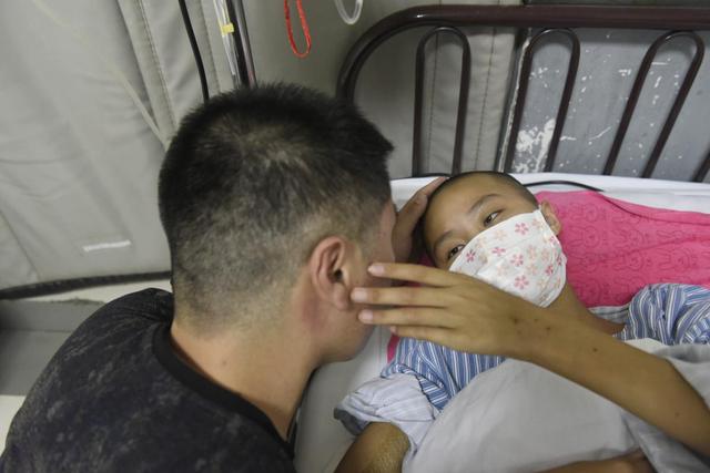 感嘆時日無多！女兒患重症「爸媽不惜傾家蕩產」債台高築　她不捨做下重大抉擇「病床上跪謝母恩」：恩情來世再報