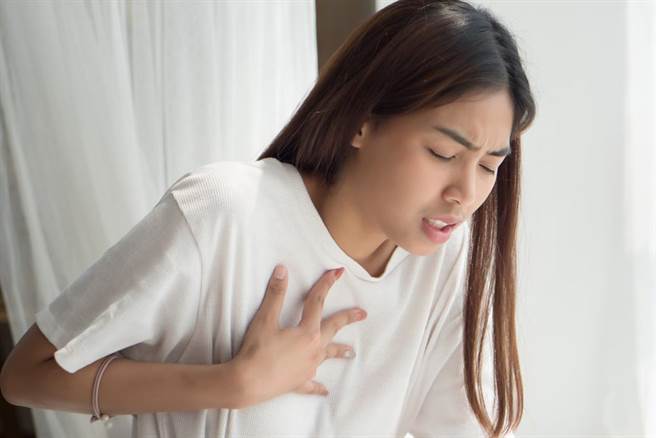 吃東西就吐！30歲女「自認胃食道逆流」求診半年都沒好　醫一查傻眼「根本完全相反」苦嘆：自作聰明