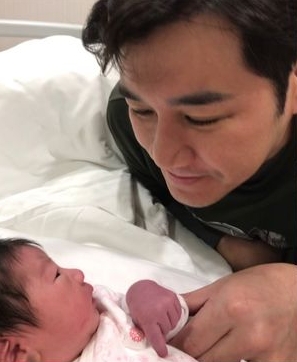 恭喜當爸爸了❤️《黃金》男星「老婆半小時順產」幸福陪伴身旁　孩子性別曝光「長的像爸爸」頭髮超濃密