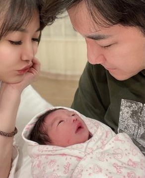恭喜當爸爸了❤️《黃金》男星「老婆半小時順產」幸福陪伴身旁　孩子性別曝光「長的像爸爸」頭髮超濃密