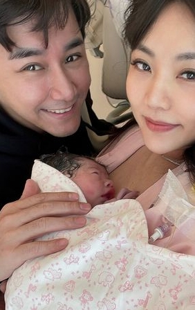 恭喜當爸爸了❤️《黃金》男星「老婆半小時順產」幸福陪伴身旁　孩子性別曝光「長的像爸爸」頭髮超濃密