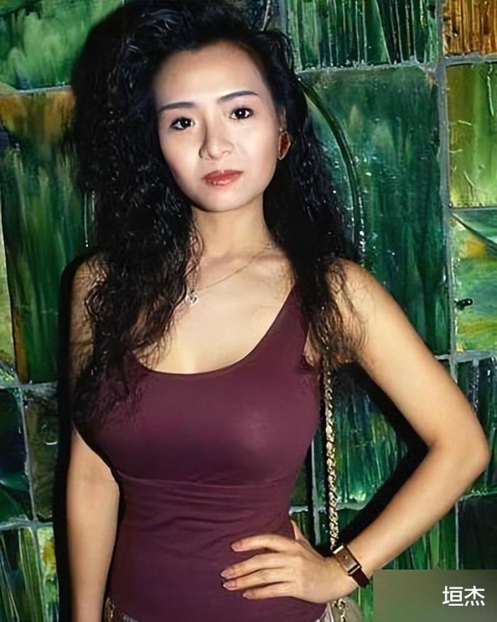 曾是波霸始祖！一代豔星「砸7百萬替美胸保險」28歲為愛隱退　相愛20年「不婚不生財產留給前妻」