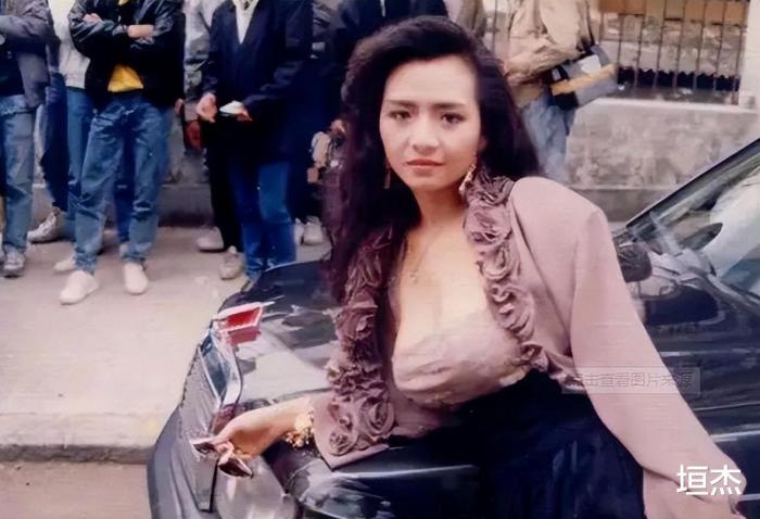 曾是波霸始祖！一代豔星「砸7百萬替美胸保險」28歲為愛隱退　相愛20年「不婚不生財產留給前妻」