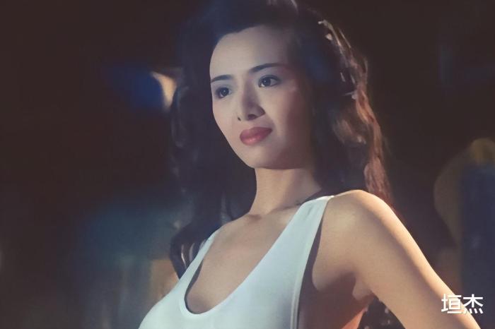 曾是波霸始祖！一代豔星「砸7百萬替美胸保險」28歲為愛隱退　相愛20年「不婚不生財產留給前妻」