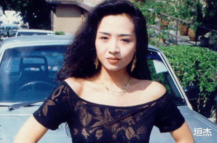 曾是波霸始祖！一代豔星「砸7百萬替美胸保險」28歲為愛隱退　相愛20年「不婚不生財產留給前妻」