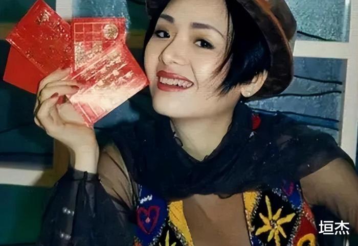 曾是波霸始祖！一代豔星「砸7百萬替美胸保險」28歲為愛隱退　相愛20年「不婚不生財產留給前妻」