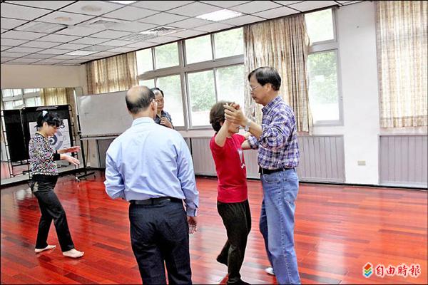 該告訴公公嗎？人妻不小心發現「退休婆婆外遇」　一認出「婆婆外遇對象」陷入為難：看得出她很幸福