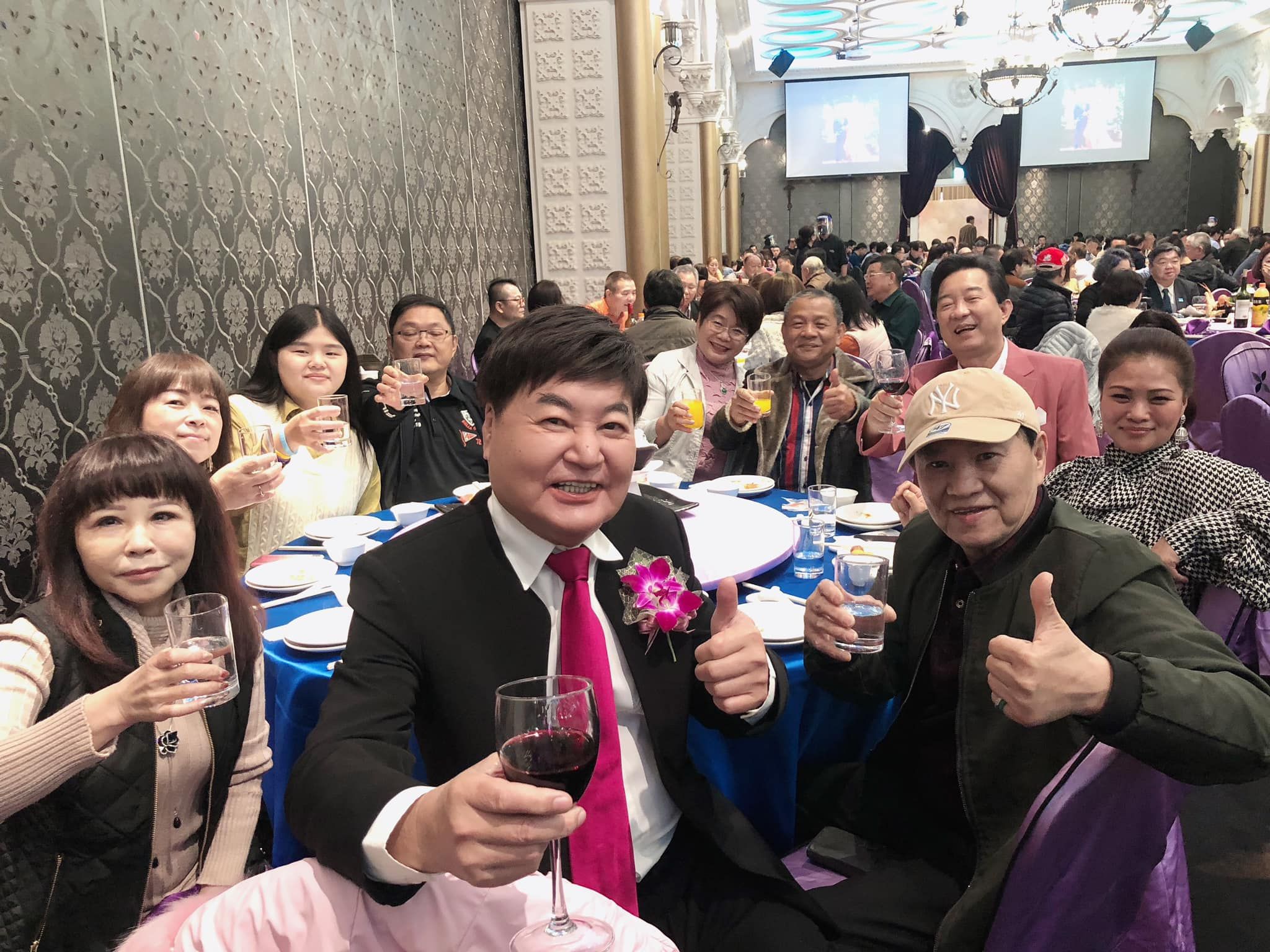 消失演藝圈7年！《天天開心》72歲男星「兒子娶美嬌娘」現身婚宴　意外曝光「超正小女兒」網狂喊：岳父好！