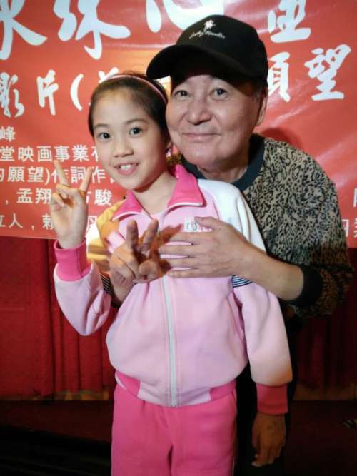 消失演藝圈7年！《天天開心》72歲男星「兒子娶美嬌娘」現身婚宴　意外曝光「超正小女兒」網狂喊：岳父好！