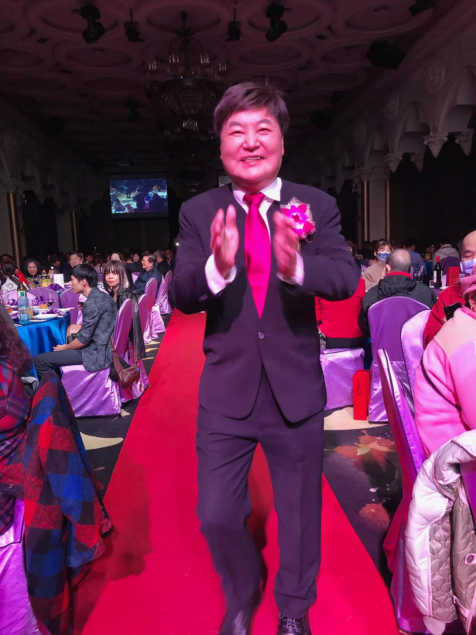 消失演藝圈7年！《天天開心》72歲男星「兒子娶美嬌娘」現身婚宴　意外曝光「超正小女兒」網狂喊：岳父好！