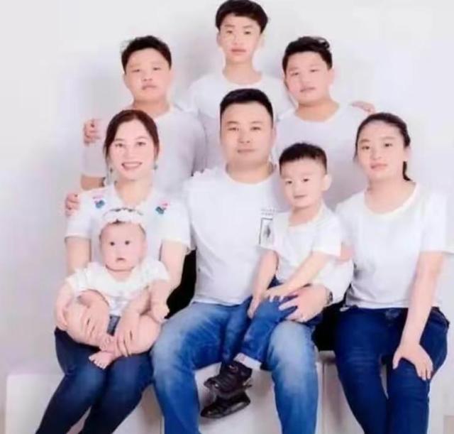 不用靠老公！36歲職業媽「13年狂生7胎」白天開公司晚上帶孩子　「爆紅後拒千萬薪」一個人育兒觀讚翻全網