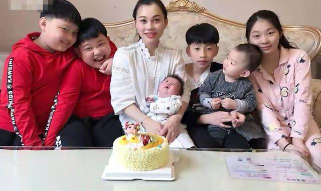 不用靠老公！36歲職業媽「13年狂生7胎」白天開公司晚上帶孩子　「爆紅後拒千萬薪」一個人育兒觀讚翻全網