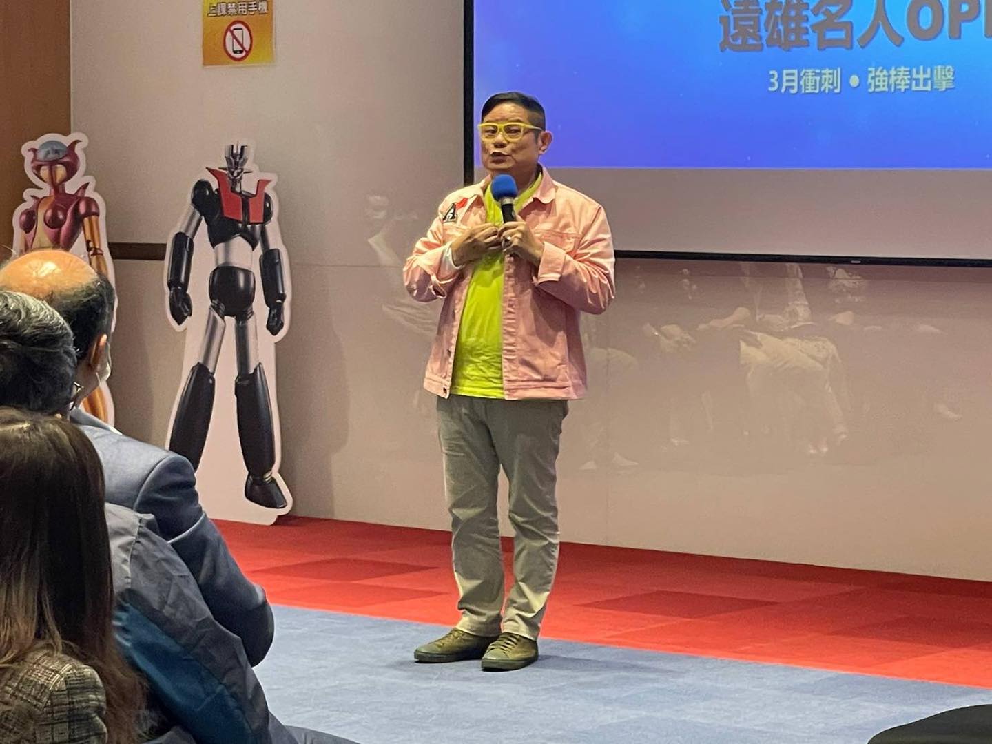 僅剩一個主持棒！許效舜「錄影三天變一天」反而樂在其中　「砸百萬轉行」近況曝光：活到老學到老
