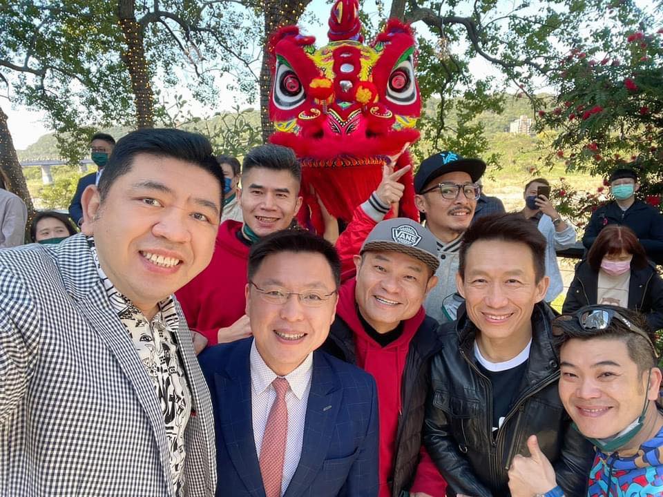 僅剩一個主持棒！許效舜「錄影三天變一天」反而樂在其中　「砸百萬轉行」近況曝光：活到老學到老