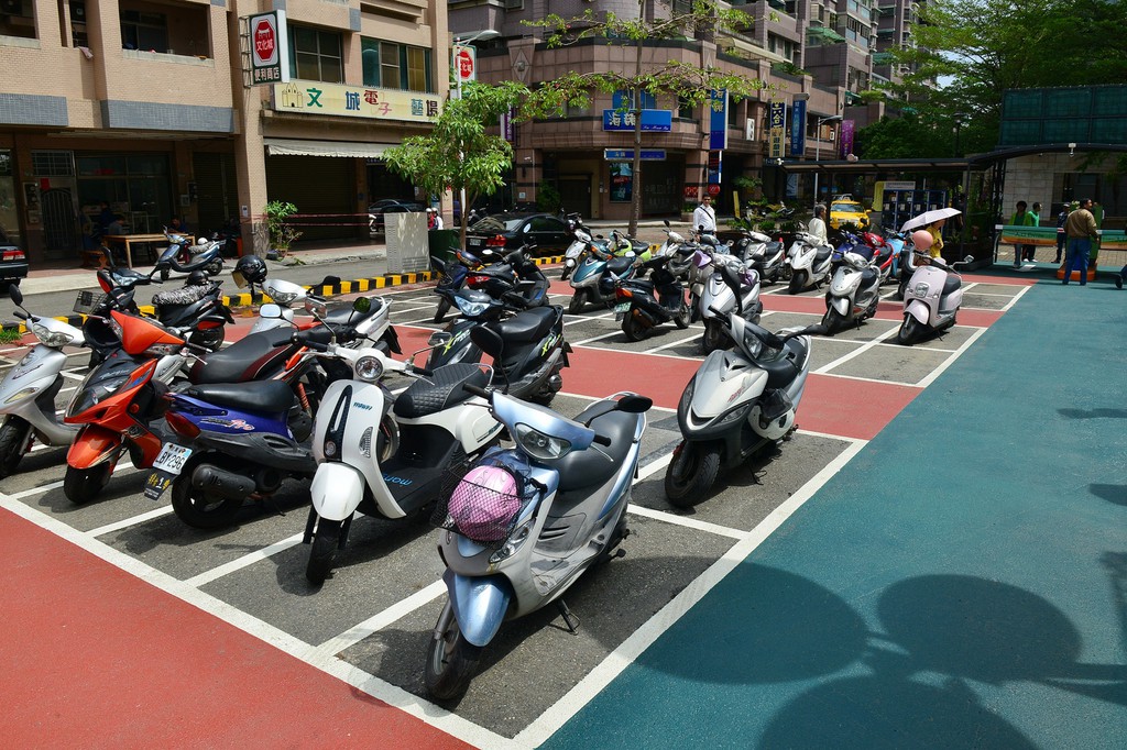 不要影響我兒子！他車子改太帥「被陌生家長貼紙條」　怒嗆「你只是承租戶」：車可以不要停社區嗎
