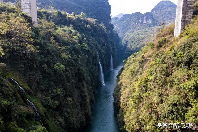 隱居深山10年！她花4百萬元「住到懸崖峭壁上」　天天養魚怡然自得「年收入竟破百萬」樂享仙境生活