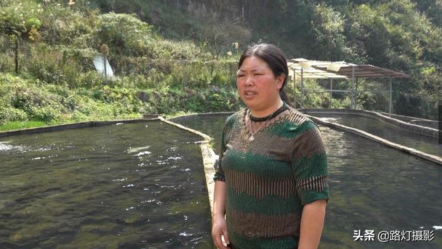 隱居深山10年！她花4百萬元「住到懸崖峭壁上」　天天養魚怡然自得「年收入竟破百萬」樂享仙境生活