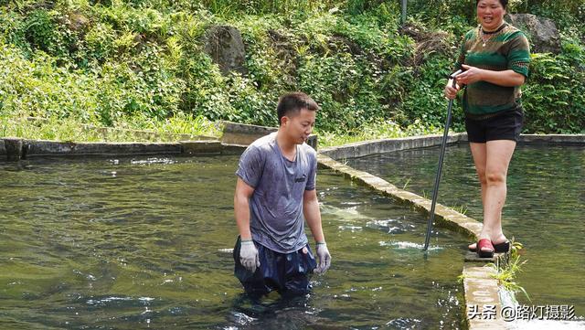隱居深山10年！她花4百萬元「住到懸崖峭壁上」　天天養魚怡然自得「年收入竟破百萬」樂享仙境生活